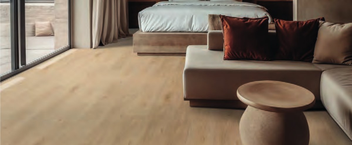 Vinylová podlaha Creation 55 Clic Acoustic 1704 Aquinoah Blond v obývacím pokoji